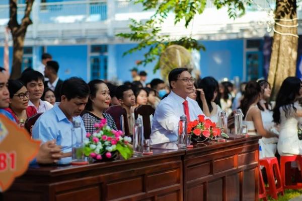 Nam sinh nữ tú trường Nguyễn Huệ (Huế) lên đồ lộng lẫy, tham dự lễ tri ân và trưởng thành cuối cùng của đời học sinh