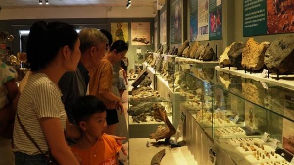 Phiến đá cổ có niên đại ‘khủng’ 2,9 tỷ năm được trưng bày tại Huế