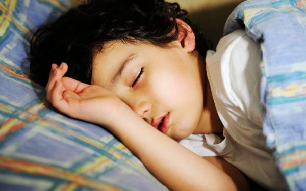 Trẻ 5 tuổi trằn trọc khó ngủ, thức giấc đột ngột giữa đêm vì 8 “”thủ phạm“”