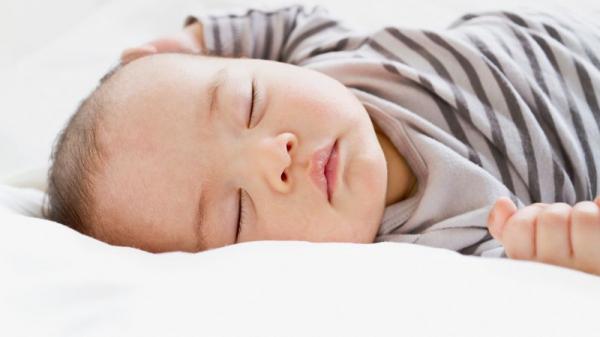 Bí quyết giúp trẻ sơ sinh ngủ ngon ban đêm trong mùa nắng nóng