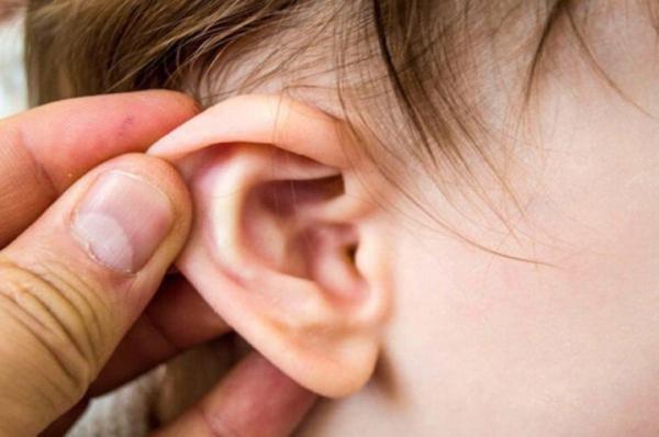 Trẻ viêm tai giữa sau bơi lội: Dấu hiệu và cách phòng ngừa
