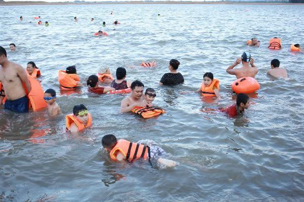 Nghệ An: Sông Lam tấp nập người bơi lội, dân thành phố Vinh mang cả thuyền ra chèo