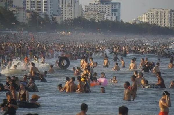 Đông nghịt người đổ về tắm biển Sầm Sơn, nhiều du khách tràn xuống cả khu vực cấm
