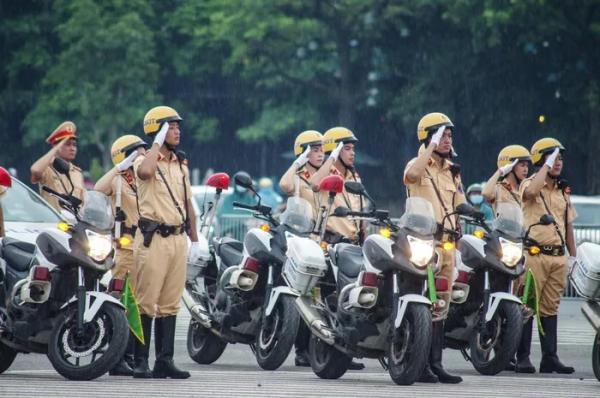Ấn tượng màn trình diễn của những “bóng hồng” Cảnh sát giao thông dẫn đoàn ở Hà Nội