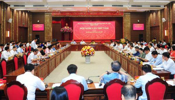 Ban Chấp hành Đảng bộ thành phố thảo luận tại hội trường về những vấn đề quan trọng của Thủ đô
