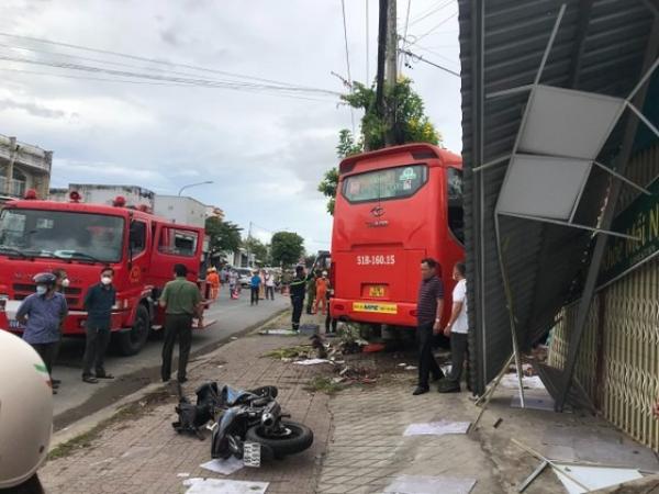 Xe khách Phương Trang mất lái tông vào quán cà phê làm 1 người t‌ử von‌g, 4 người bị thương