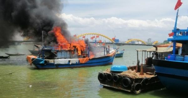 Đà Nẵng: Tàu cá bốc cháy dữ dội khi đang neo đậu tại sông Hàn