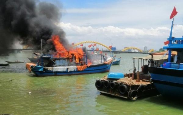 Clip: 2 tàu cá cháy rụi tại sông Hàn