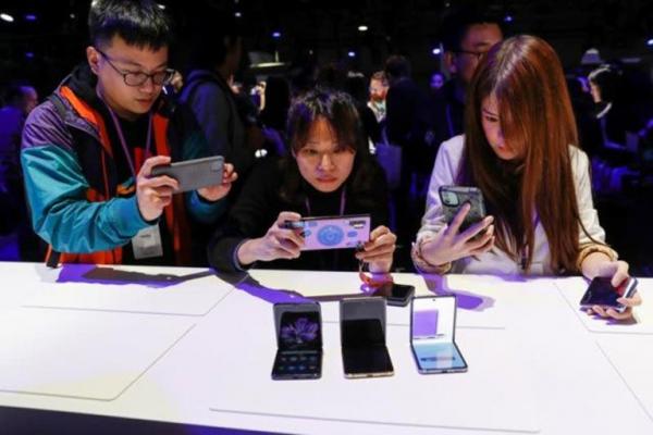 Samsung sắp tung smartphone gập giá dưới 800 USD