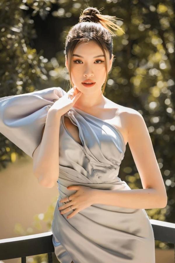 Mc Hoa hậu Hoàn vũ Việt Nam 2022 sở hữu đôi chân dài 1m1, “gây sốt” với khả năng dẫn song ngữ