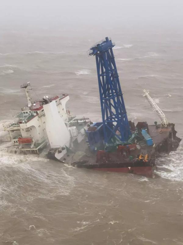 Tàu gãy làm đôi ngoài khơi Hong Kong, 27 người mất tích
