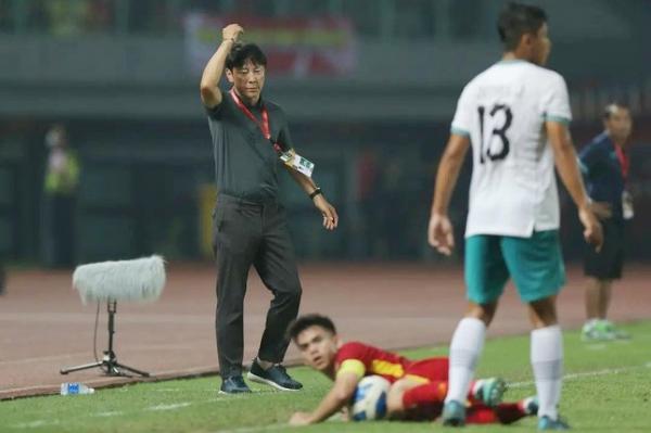 HLV của U19 Indonesia không hài lòng với NHM đội nhà