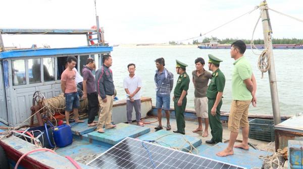 BĐBP Quảng Trị tiếp nhận 8 ngư dân bị nạn trên biển
