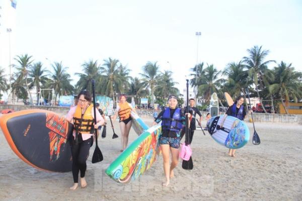 Trào lưu mới: Giới trẻ đổ xô xuống biển Đà Nẵng trải nghiệm chèo SUP từ sáng tinh mơ