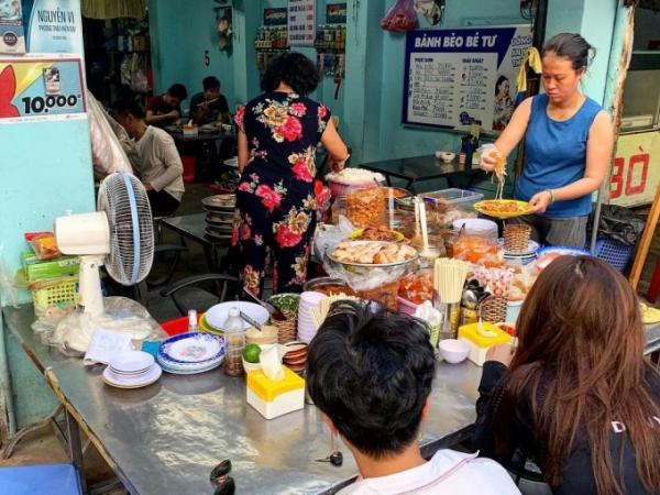 Tiệm bánh bèo nóng hút khách ở Nha Trang