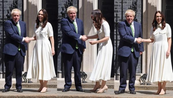 Thủ tướng Anh thành tâm điểm chú ý vì cái bắt tay quá đà