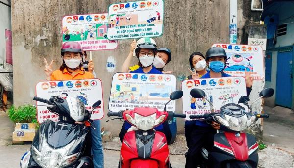 Chạy xe máy khắp phường để tuyên truyền dịch sốt xuất huyết
