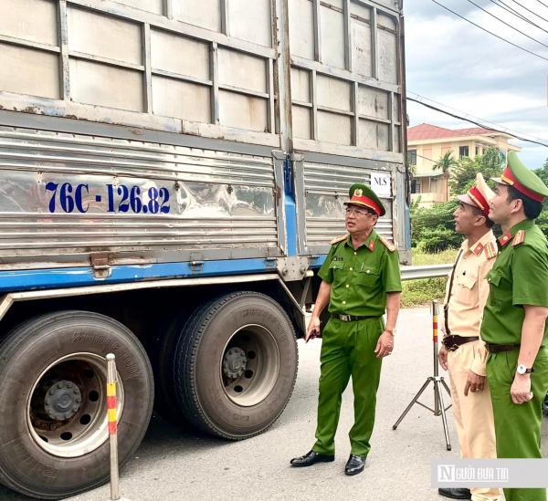 Chùm ảnh: Công an Đà Nẵng ra quân xử lý xe cơi nới, quá tải