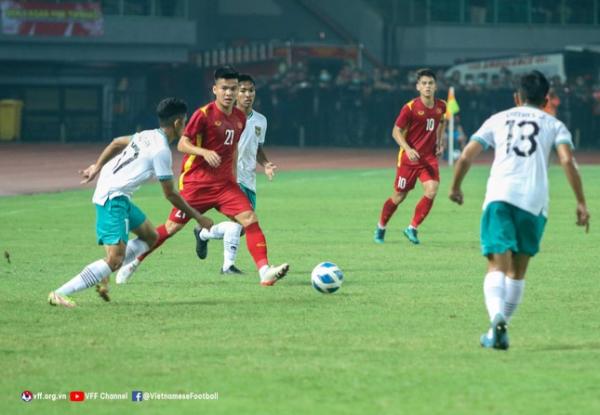 Vì sao nhiều cầu thủ U19 Việt Nam chuột rút trong trận hòa Indonesia?