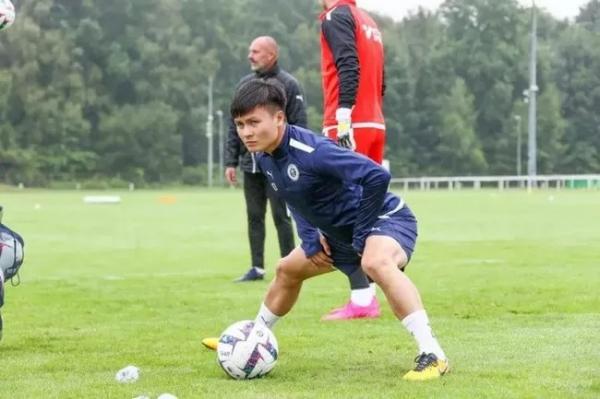 Quang Hải tiết lộ về cuộc sống tại Pau FC