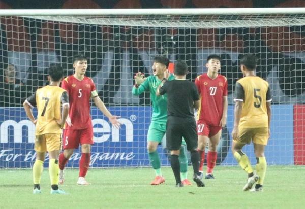 HLV Đinh Thế Nam nói điều bất ngờ về tấm thẻ đỏ của thủ môn U19 Việt Nam