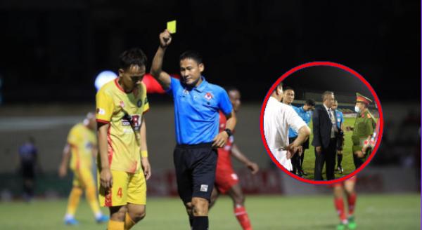 Trọng tài V-League mắc sai lầm, cần cảnh sát hộ tống rời sân