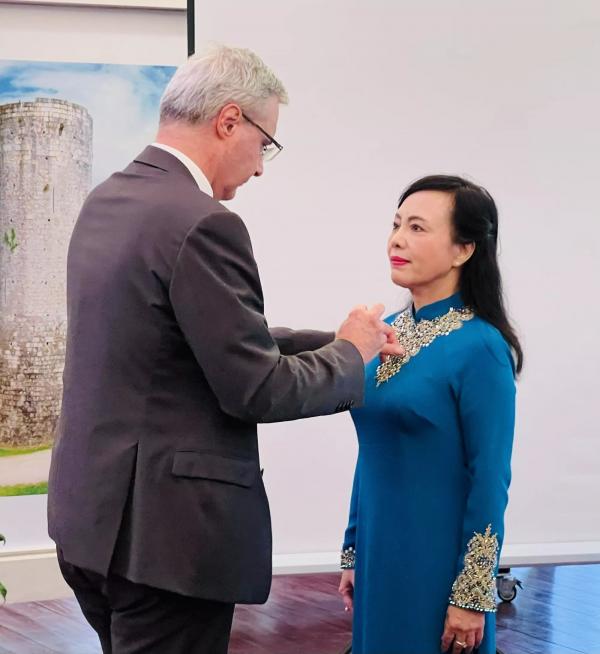 PGS.TS Nguyễn Thị Kim Tiến, nguyên Bộ trưởng Bộ Y tế nhận Huân chương Bắc đẩu Bội tinh lần 2