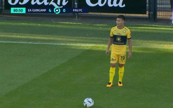 HLV Pau FC bị CĐV nhà chỉ trích vì để Quang Hải dự bị
