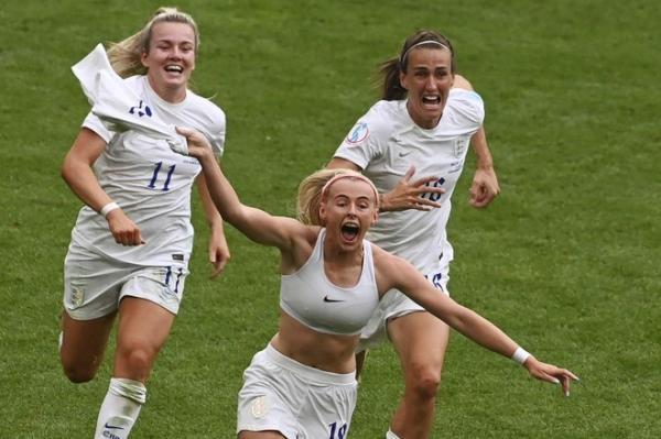 Sao tuyển nữ Anh gây sốt khi cởi áo ăn mừng ở chung kết EURO