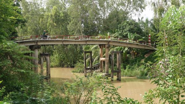 Hàng trăm hộ dân ngay biên giới “khát” một cây cầu để bớt... run, cho con cháu đi học