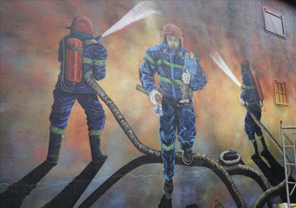 Người dân Lâm Đồng vẽ tranh tường tri ân 3 chiến sĩ cứu hỏa vừa hy sinh