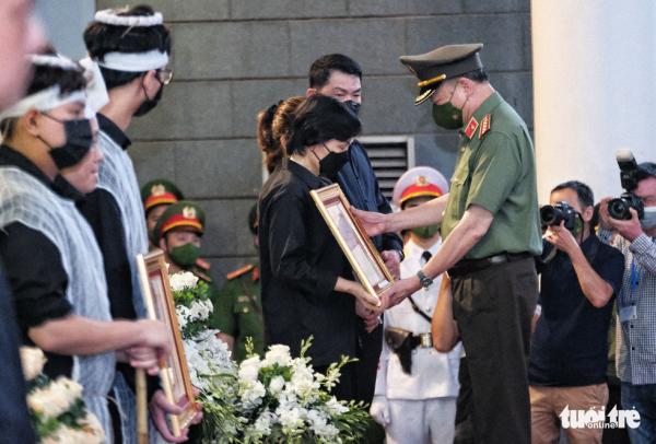Bộ trưởng Tô Lâm trao bằng Tổ quốc ghi công tại lễ viếng 3 liệt sĩ công an