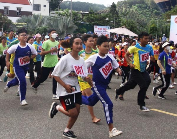 Hàng trăm đoàn viên, thanh niên tham gia chạy việt dã “Check-in Khánh Sơn”