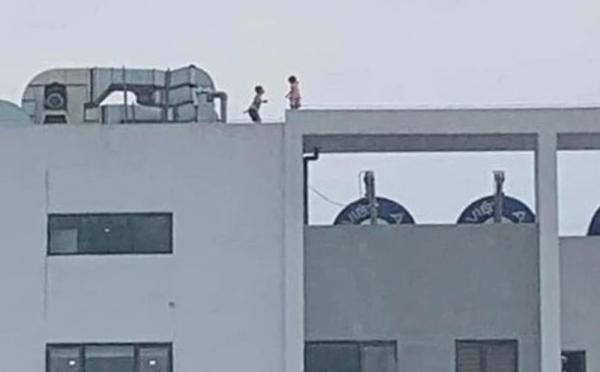 Thót tim cảnh 2 trẻ nhỏ chơi đùa trên nóc chung cư ở Hà Nội