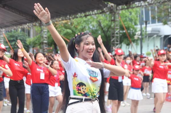 Màn đồng diễn flashmob của thiếu nhi lập kỷ lục Việt Nam