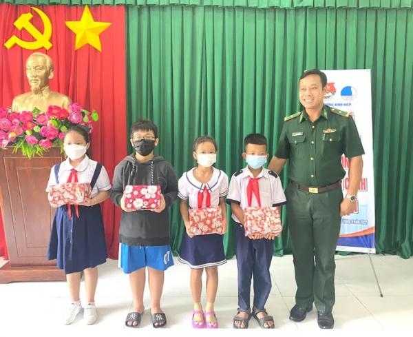 Tặng quà và xe đạp cho học sinh nghèo xã Long Sơn