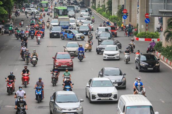 Giao thông lộn xộn ngày đầu tách làn ô tô, xe máy trên đường Nguyễn Trãi