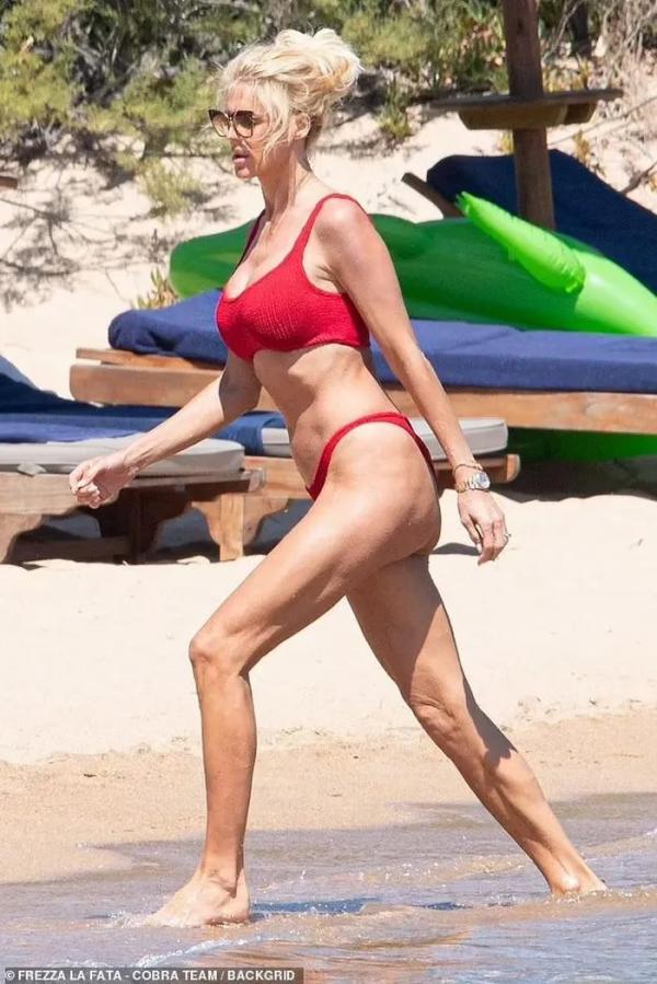 Hoa hậu Thụy Điển khoe thâ‌n hìn‌h “bốc lửa” với bikini ở tuổi U50
