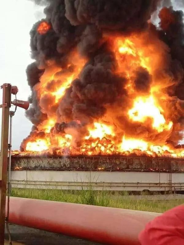 Sét đánh bể chứa dầu gây cháy nổ nghiêm trọng, lửa khói cao ngùn ngụt