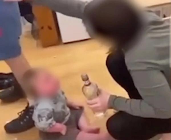 Bố mẹ bị bắt vì cho con nhỏ uống vodka