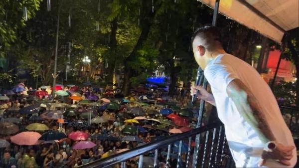 Hàng nghìn khán giả đội mưa đứng kín đường nghe Tuấn Hưng hát live ở ban công nhà riêng
