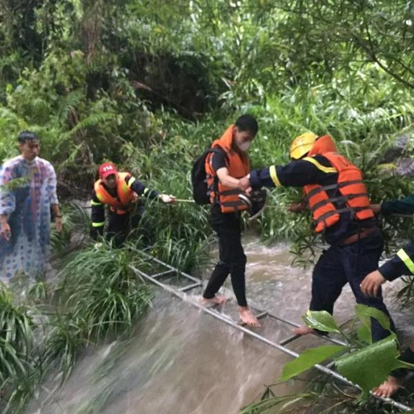 Quảng Nam: Giải cứu 23 học sinh và giáo viên mắc kẹt ở suối khi đi du lịch