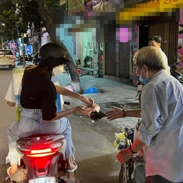 Hoa hậu Thùy Tiên đi xe máy làm từ thiện, ghi điểm bởi hình ảnh giản dị