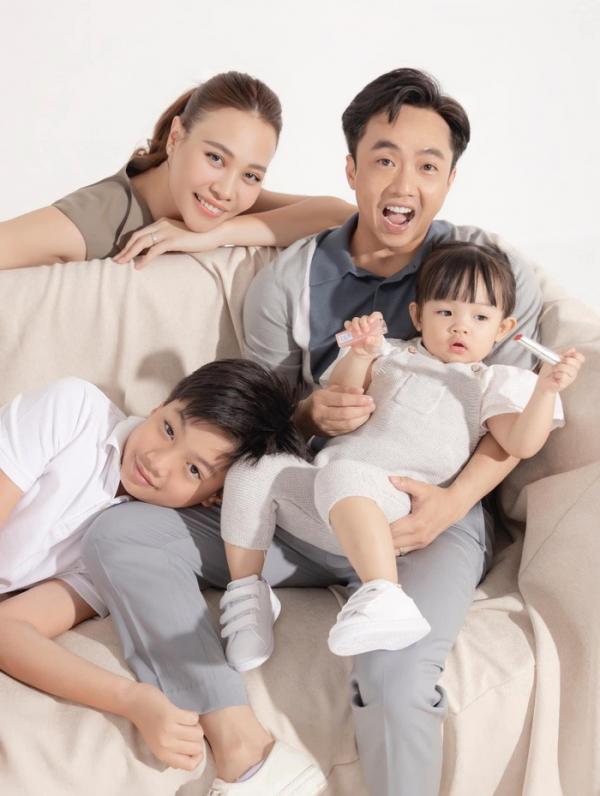 Cường Đô La tung loạt ảnh gia đình, con trai Subeo chiếm spotlight với ngoại hình giống bố y đúc