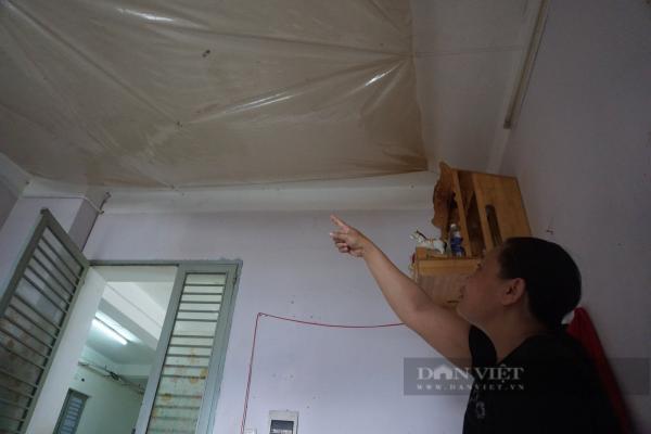 Dùng túi nilon hứng nước mưa trong nhà tại chung cư xuống cấp ở Đà Nẵng
