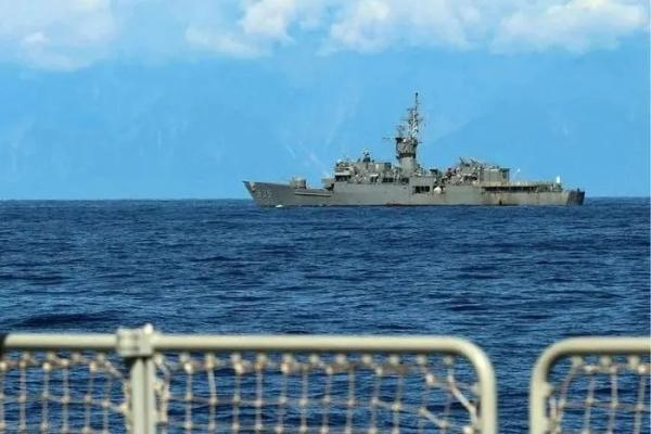 Tàu chiến Trung Quốc và Đài Loan theo sát nhau
