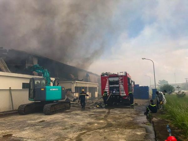 Cháy lớn xưởng rộng gần 5.000 m2 trong khu công nghiệp