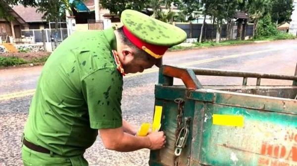 Đắk Lắk: Dán decal phản quang cho xe công nông để hạn chế tai nạn giao thông