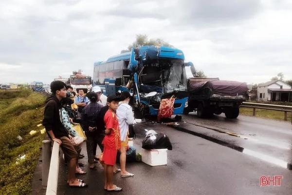 3 xe tông nhau trên tuyến tránh TP Hà Tĩnh, một người t‌ử von‌g