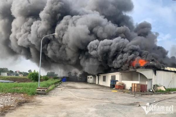 Cháy lớn trong khu công nghiệp ở Hà Nội, khói đen bốc cao hàng chục mét
